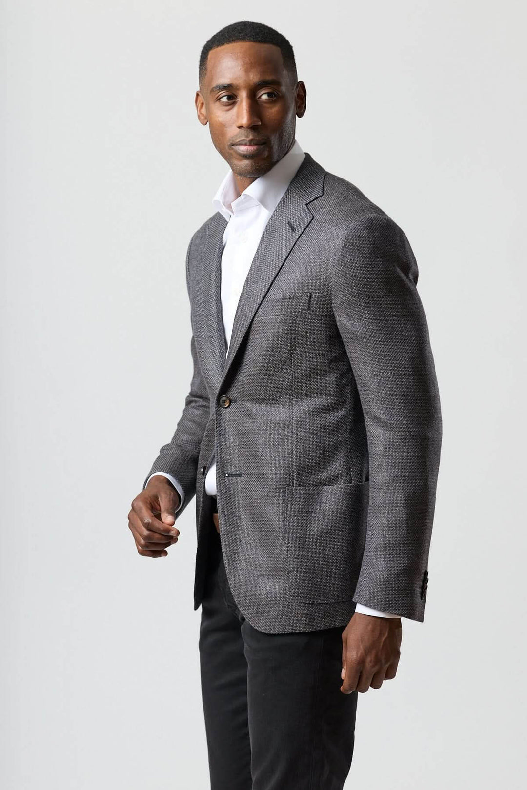 Veston en laine mélangée marine et charbon par Corneliani, texture soyeuse et coupe semi-ajustée élégante pour un style raffiné.