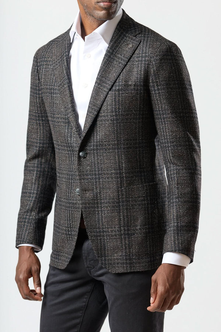Homme portant un veston à motif Prince-de-Galles moderne en laine et polyester, coupe souple à revers crantés et fermeture deux boutons.