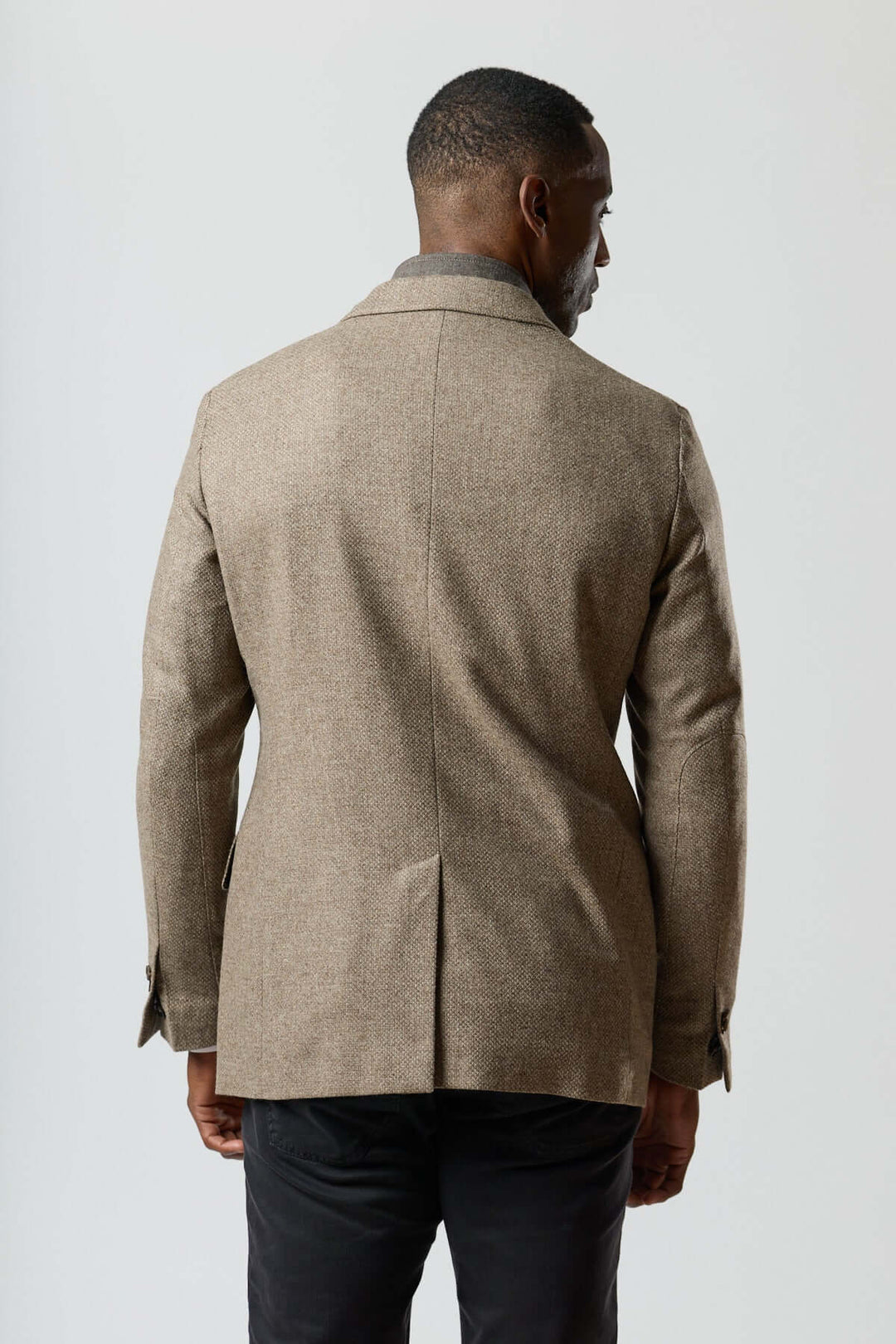 Veston texturé en laine avec col amovible intégré, vue arrière du veston beige doré, homme portant le vêtement, Corneliani.