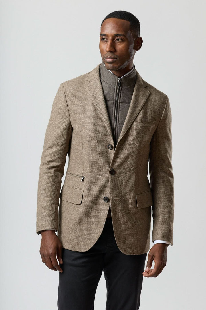 Homme portant un veston texturé en laine avec col amovible intégré, Corneliani, beige doré, avec insert zippé ton sur ton.