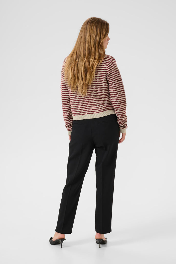 Femme portant un Cardigan Ellery à rayures avec poches avant, vu de dos, en maille avec une coupe droite et deux poches pratiques.