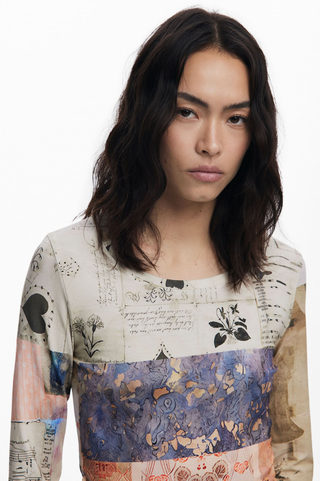 T-shirt à manches longues imprimé patchwork avec motifs botaniques et textures vintage, porté par un modèle.
