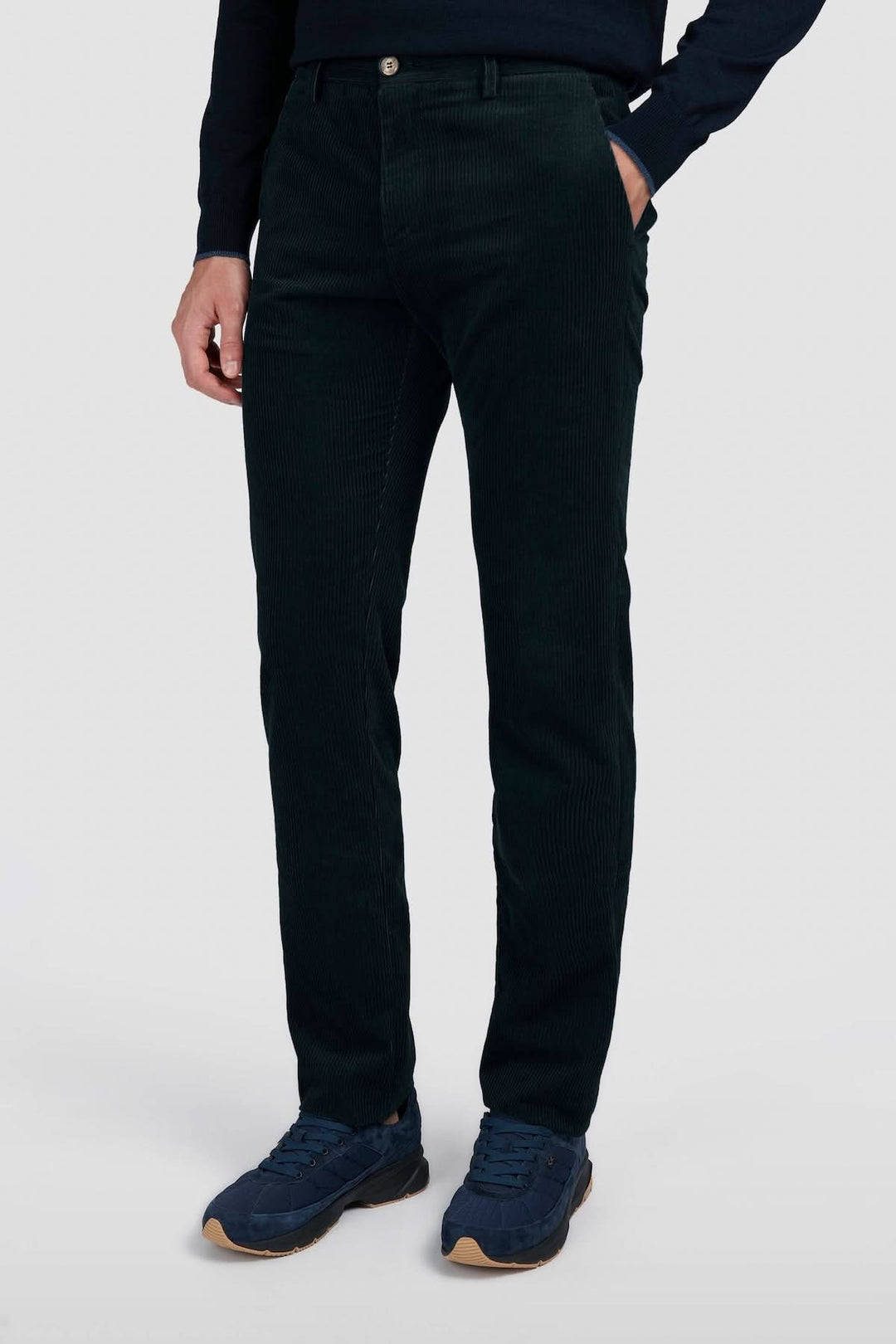 Pantalon en corduroy à côtes larges, coupe impeccable, couleur vert foncé, parfait pour une silhouette élégante en automne.