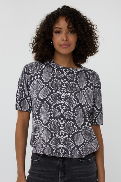 T-shirt imprimé serpent avec encolure ronde, style décontracté et motif reptile dans des tons noirs et blancs.