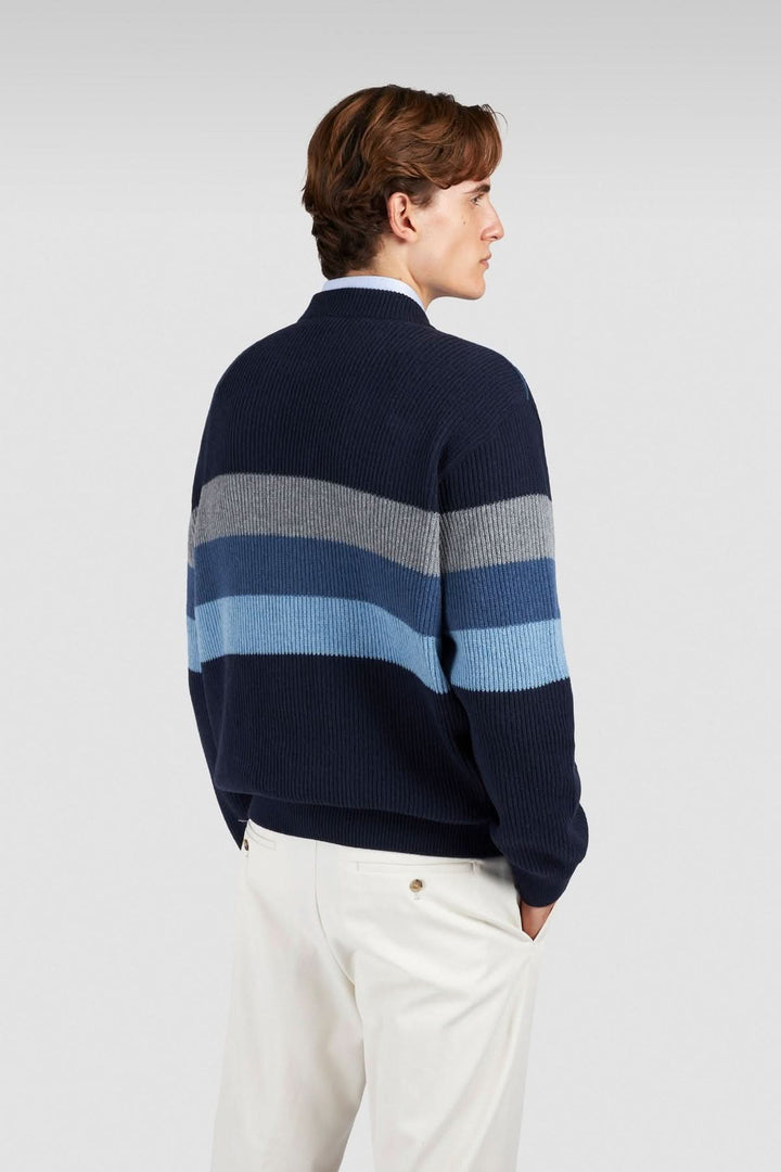 Chandail en maille à rayures texturées, col montant et coupe droite, idéal pour un look urbain.