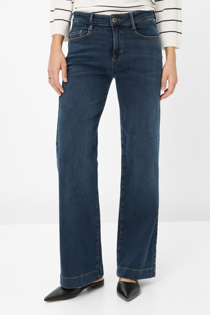 Jean délavé à la coupe évasée avec taille mi-haute, parfait pour un look moderne et décontracté.