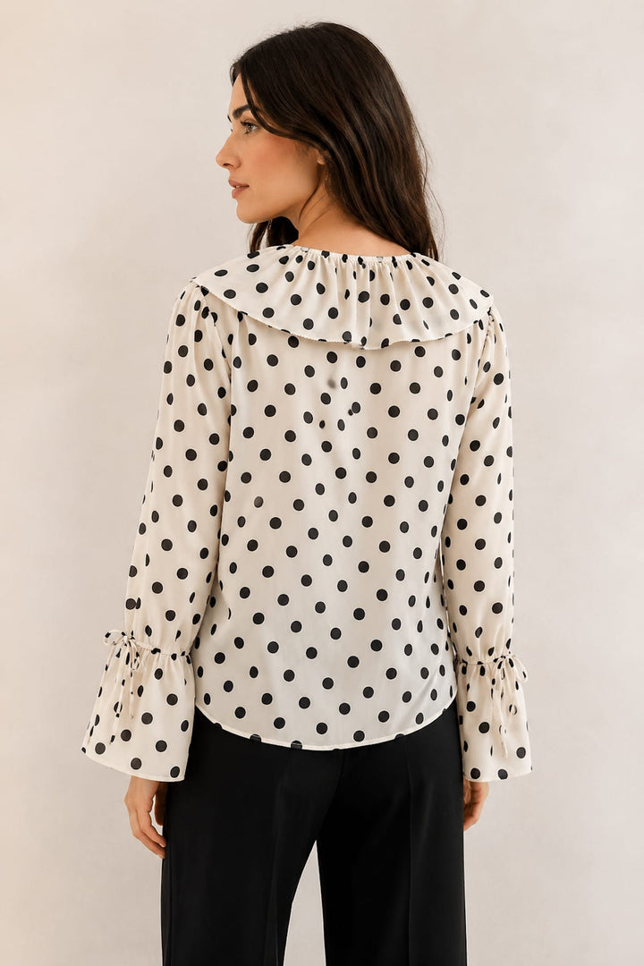 Vue de face blouse à pois noir sans col avec col volanté Oui femme - Valérie Simon