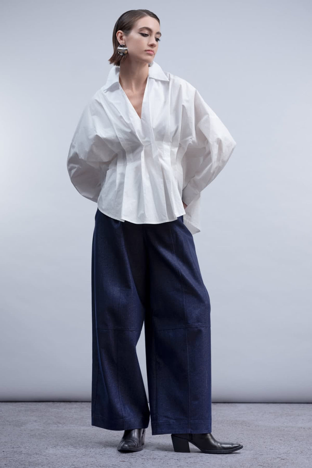 Vue de face blouse cintrée manches bouffantes Haako pour femme blanche - Valérie Simon