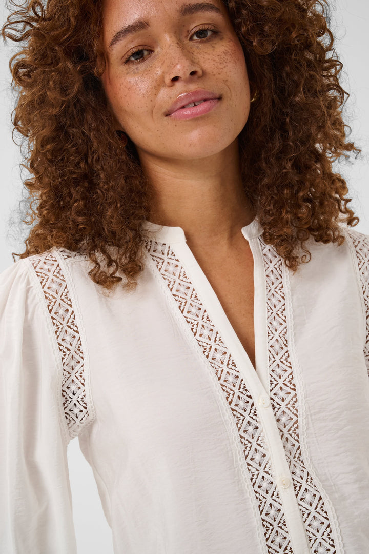 Vue de face blouse sans col Kaffe pour femme rose à détails de dentelle - Valérie Simon