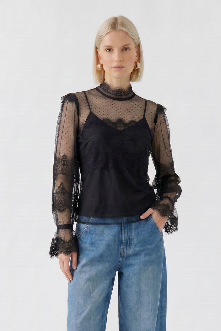 Blouse en tulle et dentelle noire vue de face pour femme Oui