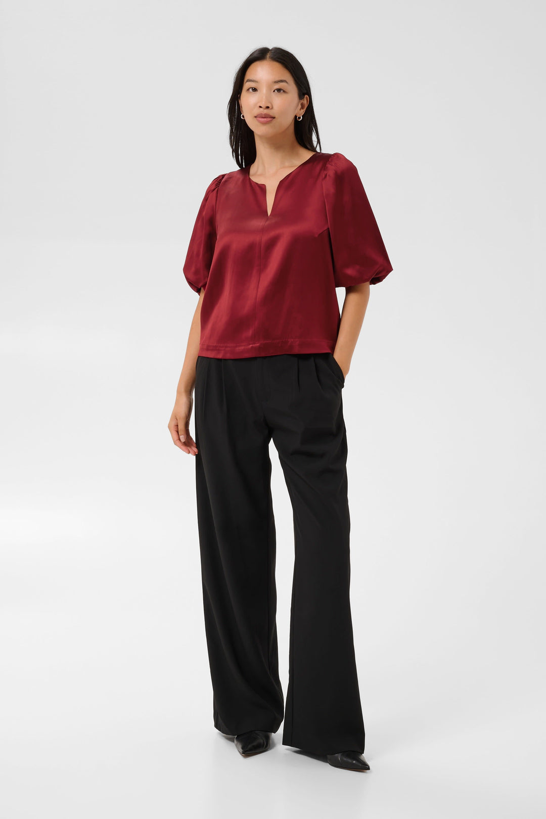 Blouse satinée Dunja à manches bouffantes vue de face pour femme Part Two