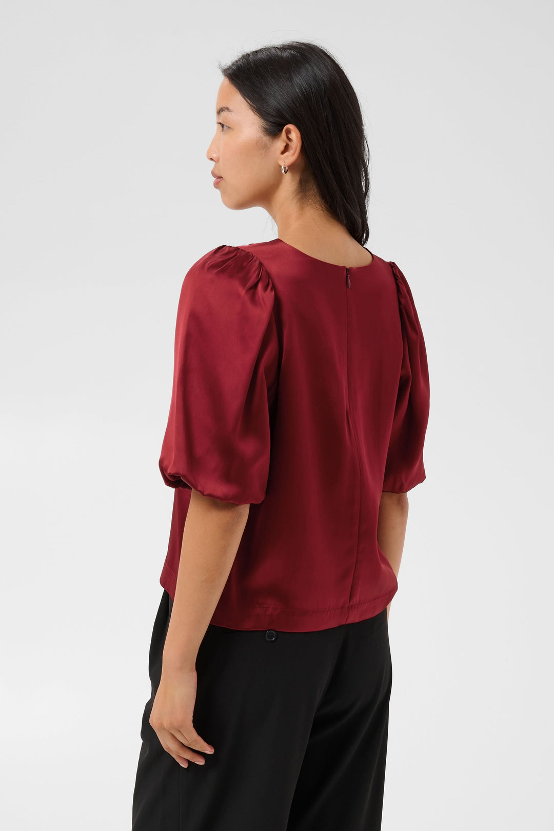 Blouse satinée Dunja à manches bouffantes vue de face pour femme Part Two
