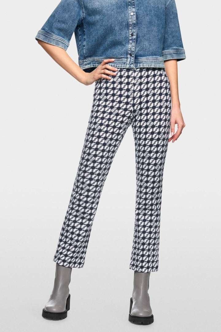 Pantalon FREDERICA imprimé Cube graphique, coupe féminine avec taille élastique à rayures, porté avec un haut denim.
