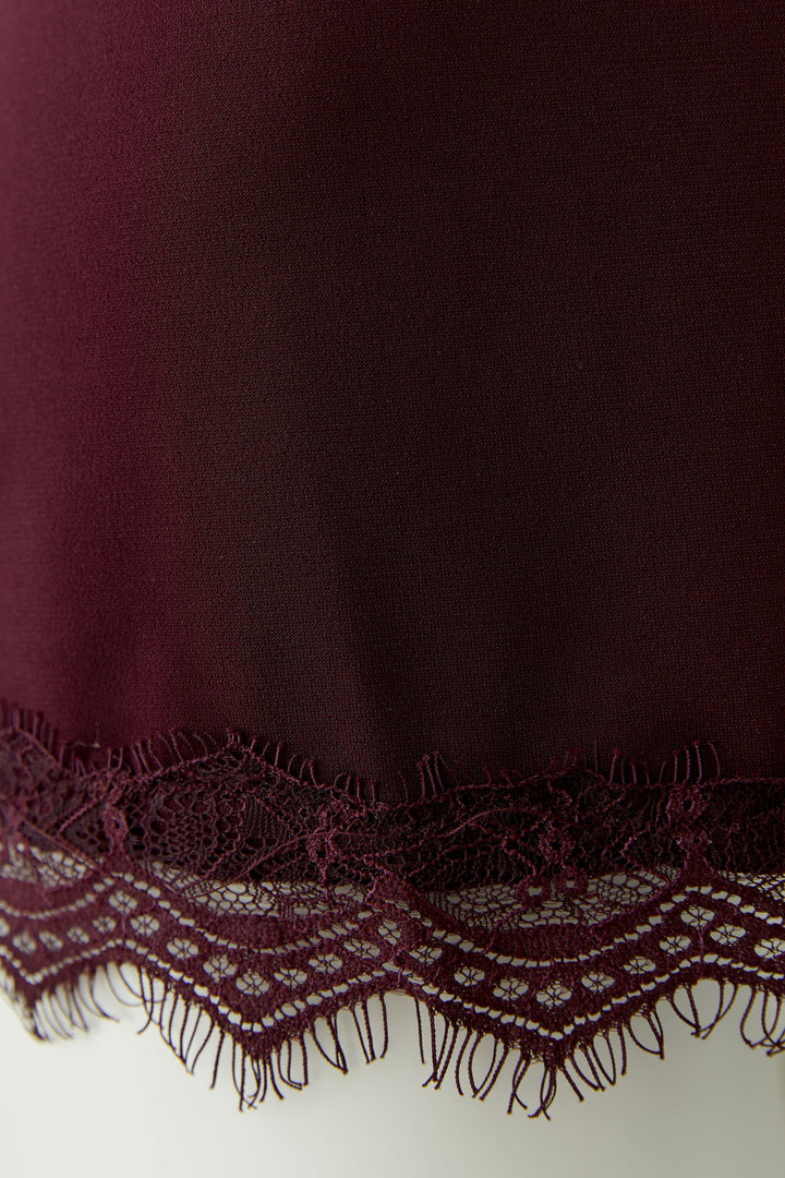 Camisole à fines bretelles et détails en dentelle pour femme Oui