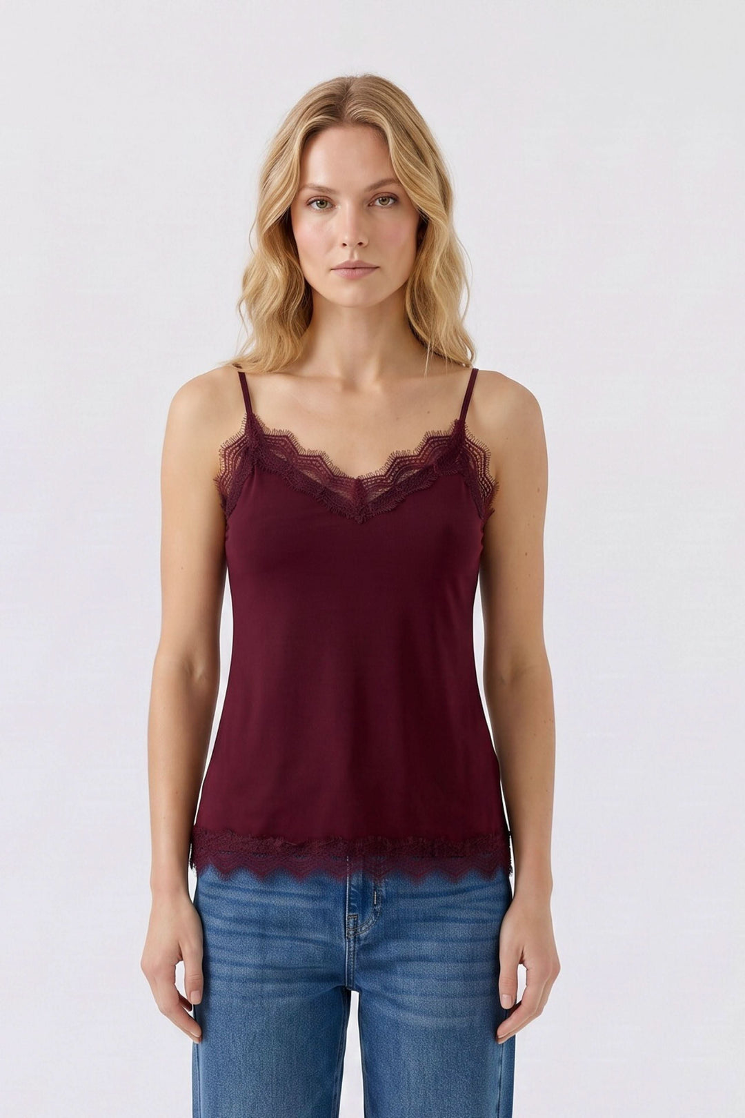 Camisole à fines bretelles avec détails en dentelle vue de face pour femme Oui