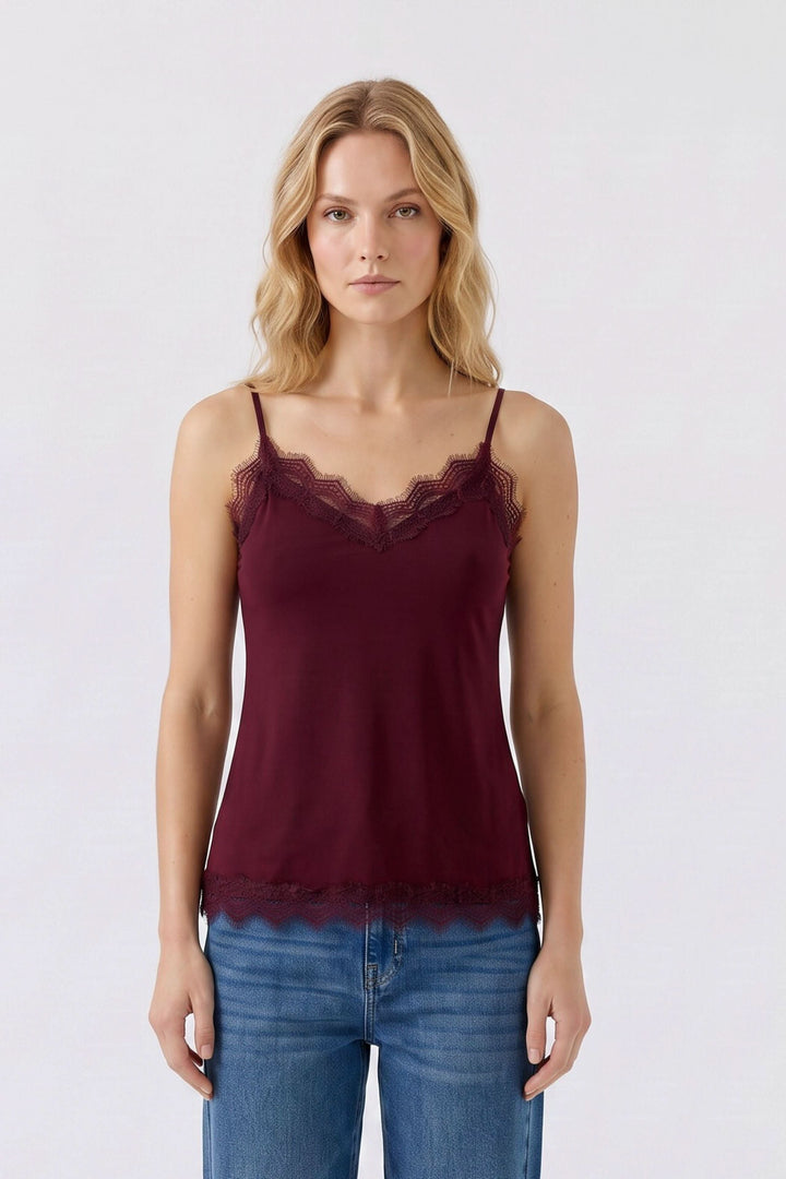 Camisole à fines bretelles avec détails en dentelle vue de face pour femme Oui
