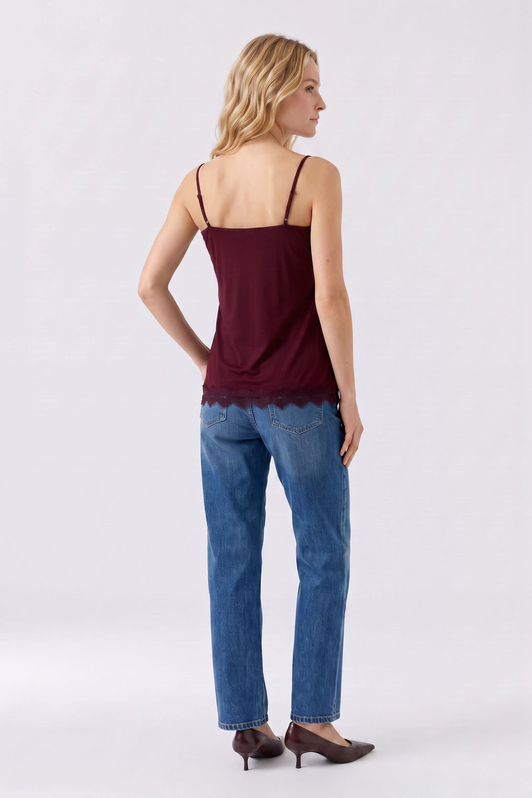 Camisole à fines bretelles et détails en dentelle vue de face pour femme Oui