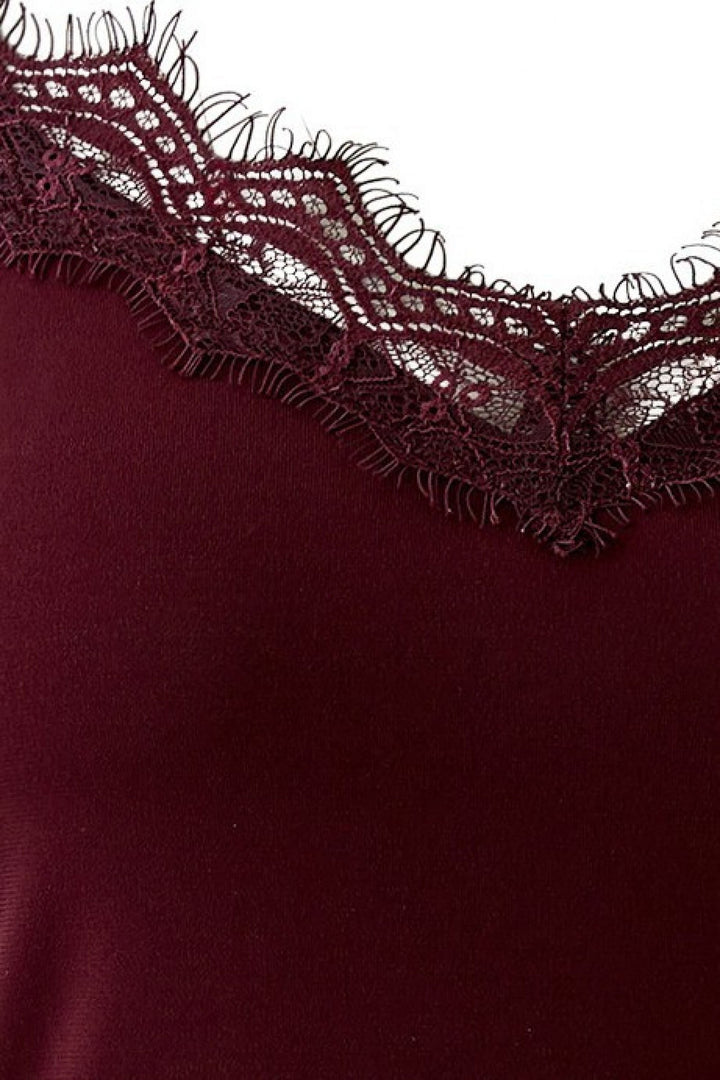 Camisole à fines bretelles avec détails en dentelle vue de face pour femme Oui