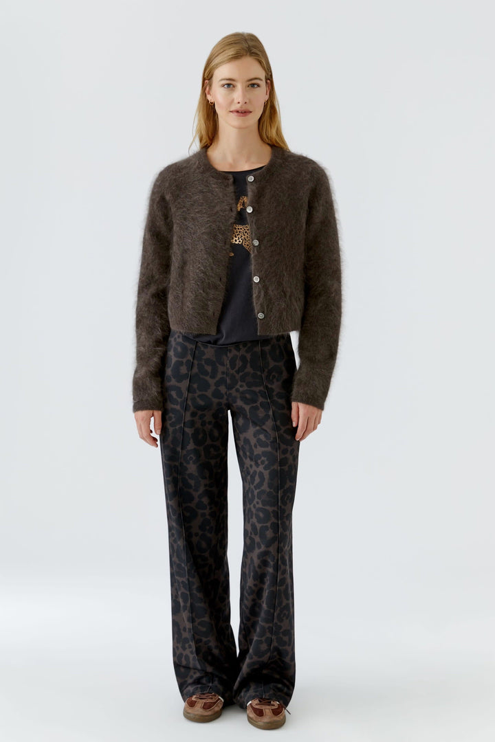 Vue de face cardigan duveteux Oui pour femme beige avec boutons et poches plaquées - Valérie Simon