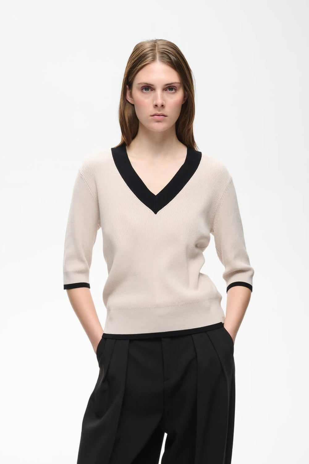 Vue frontale chandail col V contrastant blanc Inwear pour femme avec détails noirs - Valérie Simon