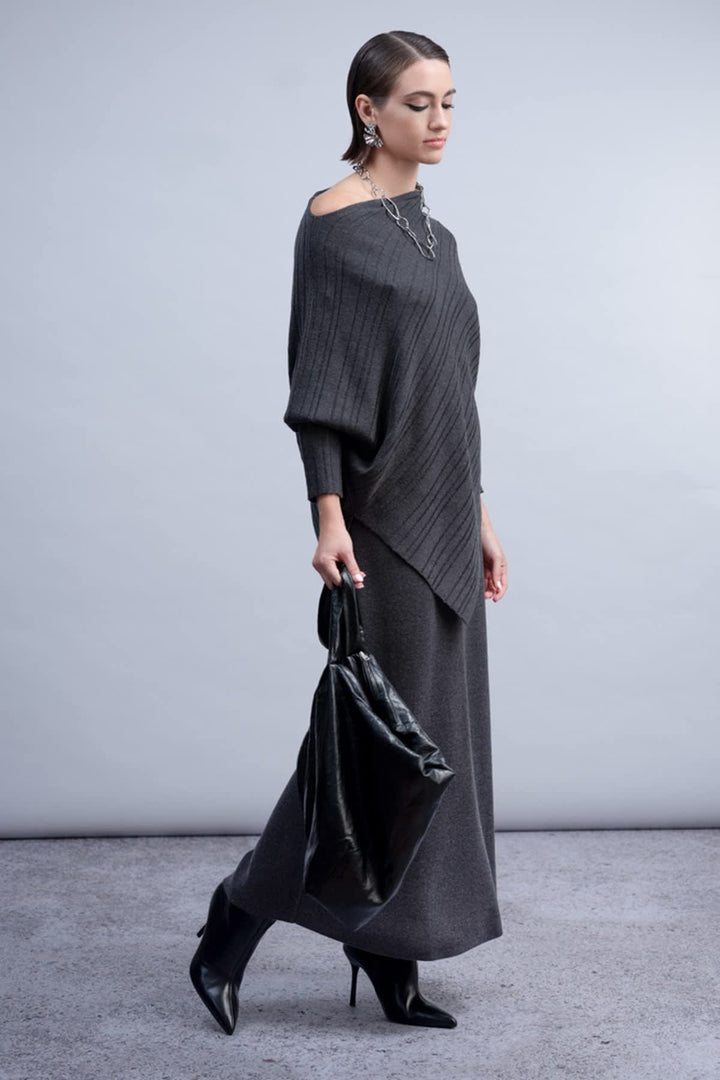 Vue portée chandail asymétrique Haako femme noir à découpe épaule - Valérie Simon