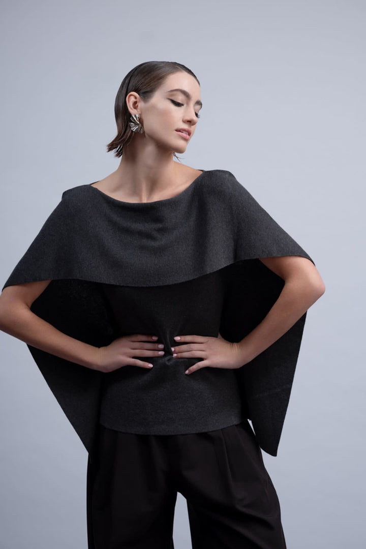 Vue latérale chandail cape Haako pour femme vert avec motifs tressés et col roulé - Valérie Simon