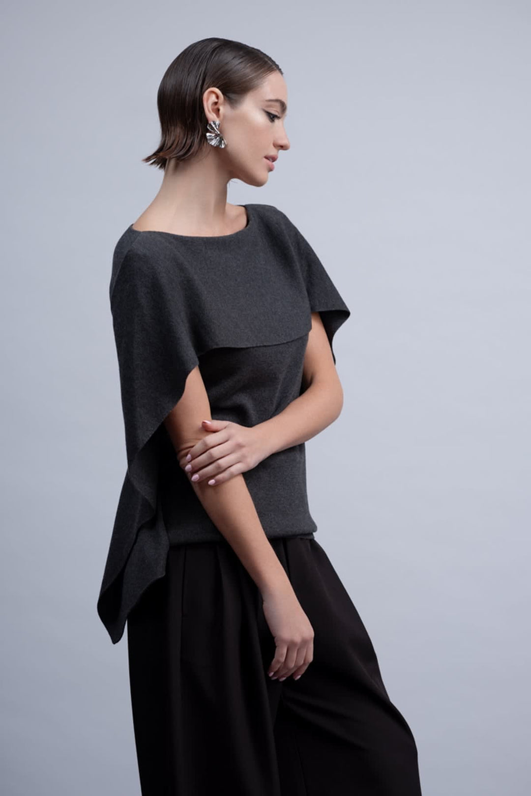 Vue de côté chandail cape Haako pour femme bordeaux avec franges - Valérie Simon