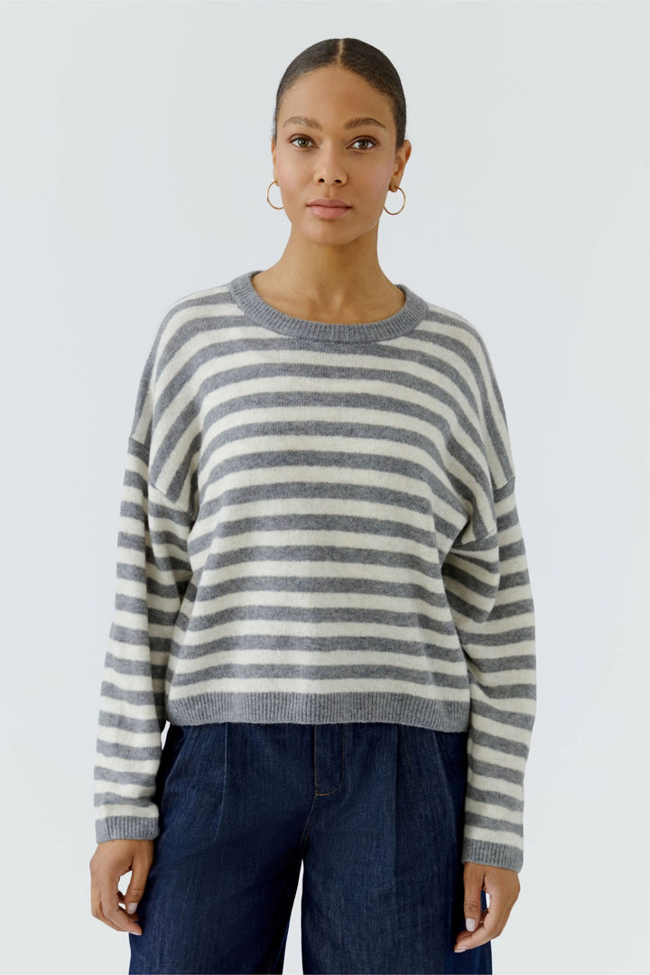 Chandail court en tricot à rayures vue de face pour femme Oui