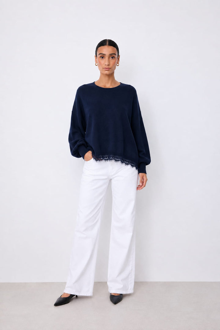 Chandail Dilly ample avec bordure en dentelle vue de face pour femme Not Shy