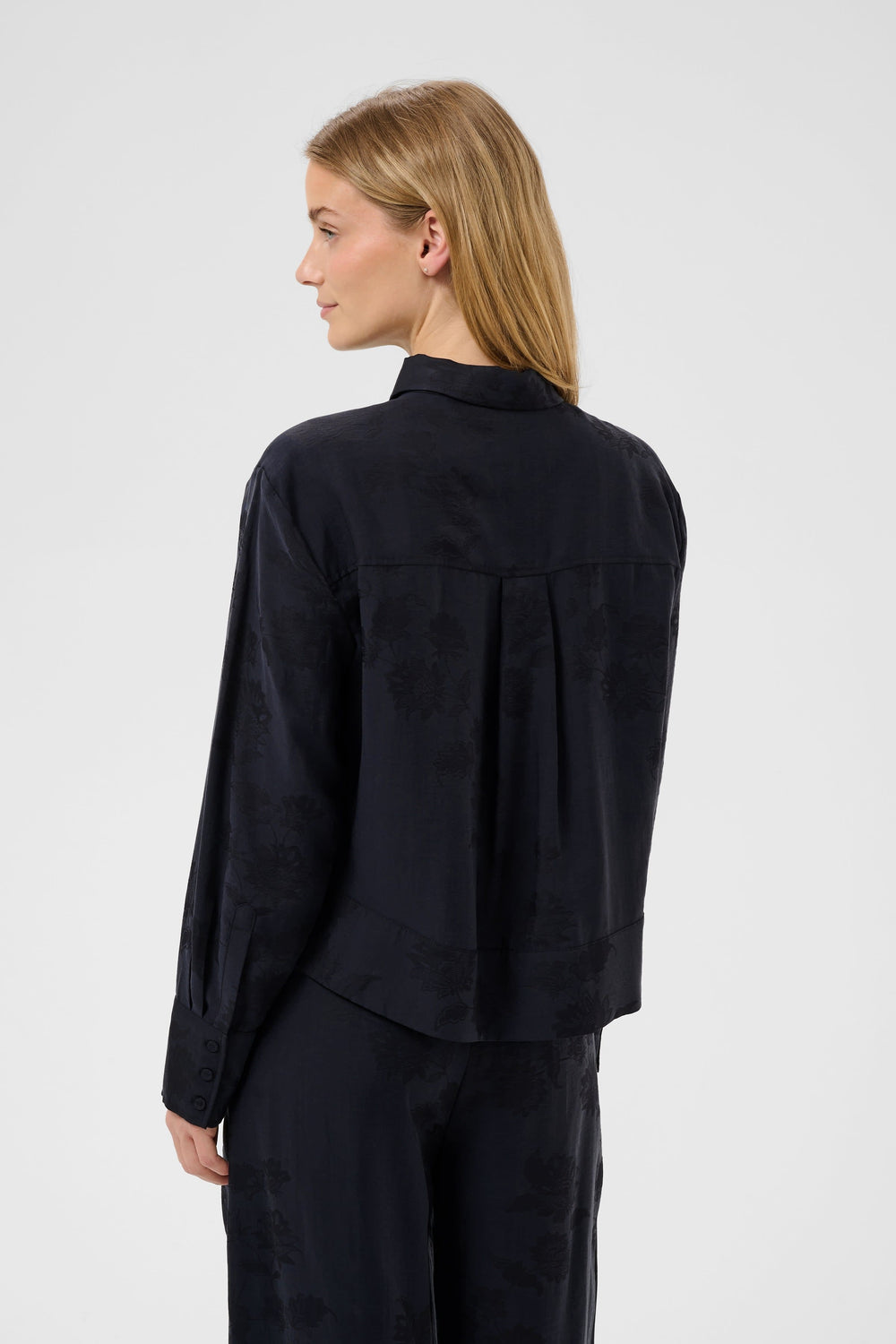 Women's tone-on-tone floral shirt with collar, front view Part Two