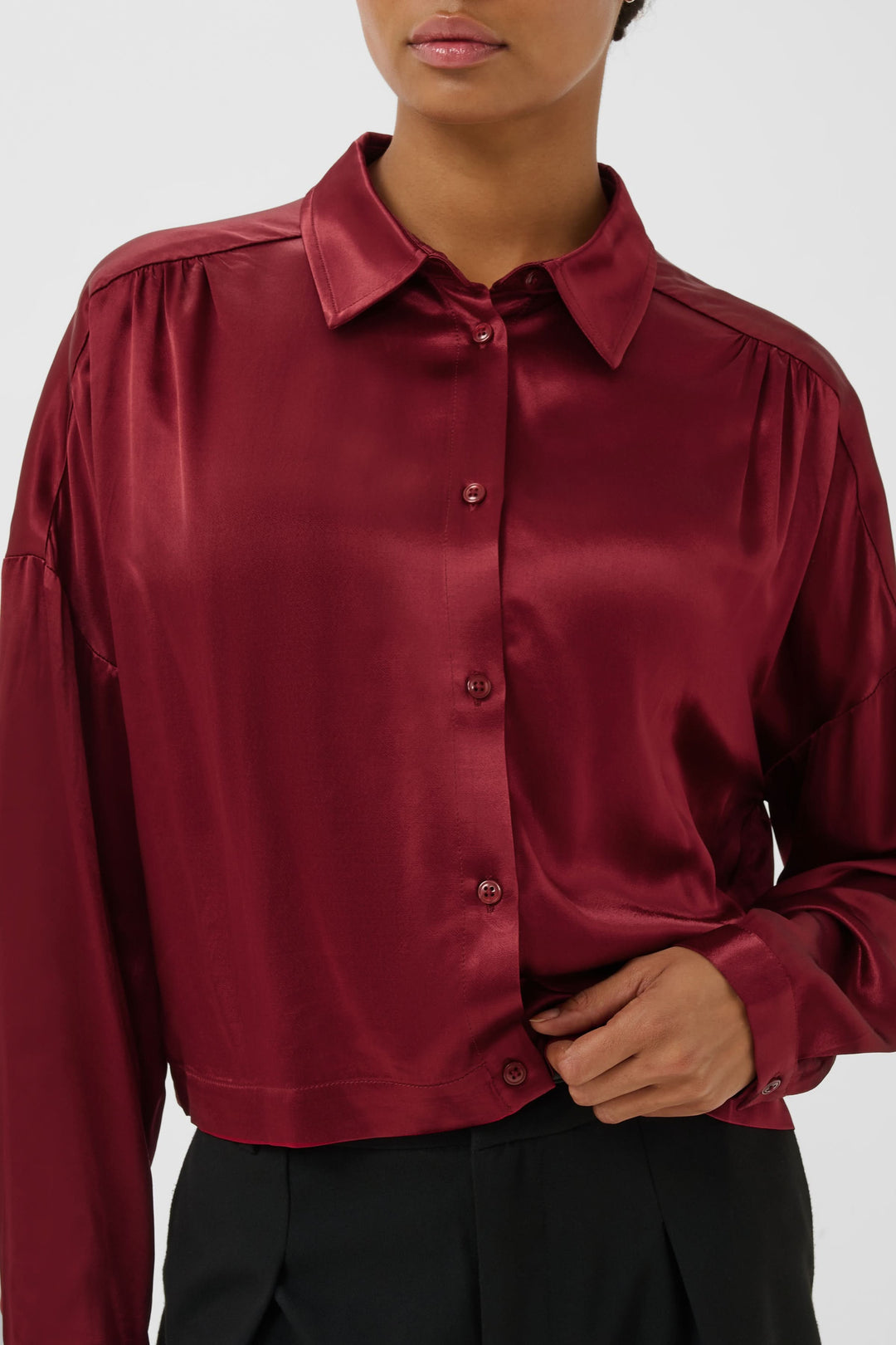 Chemise Dynya courte satinée à manches longues vue de face pour femme Part Two