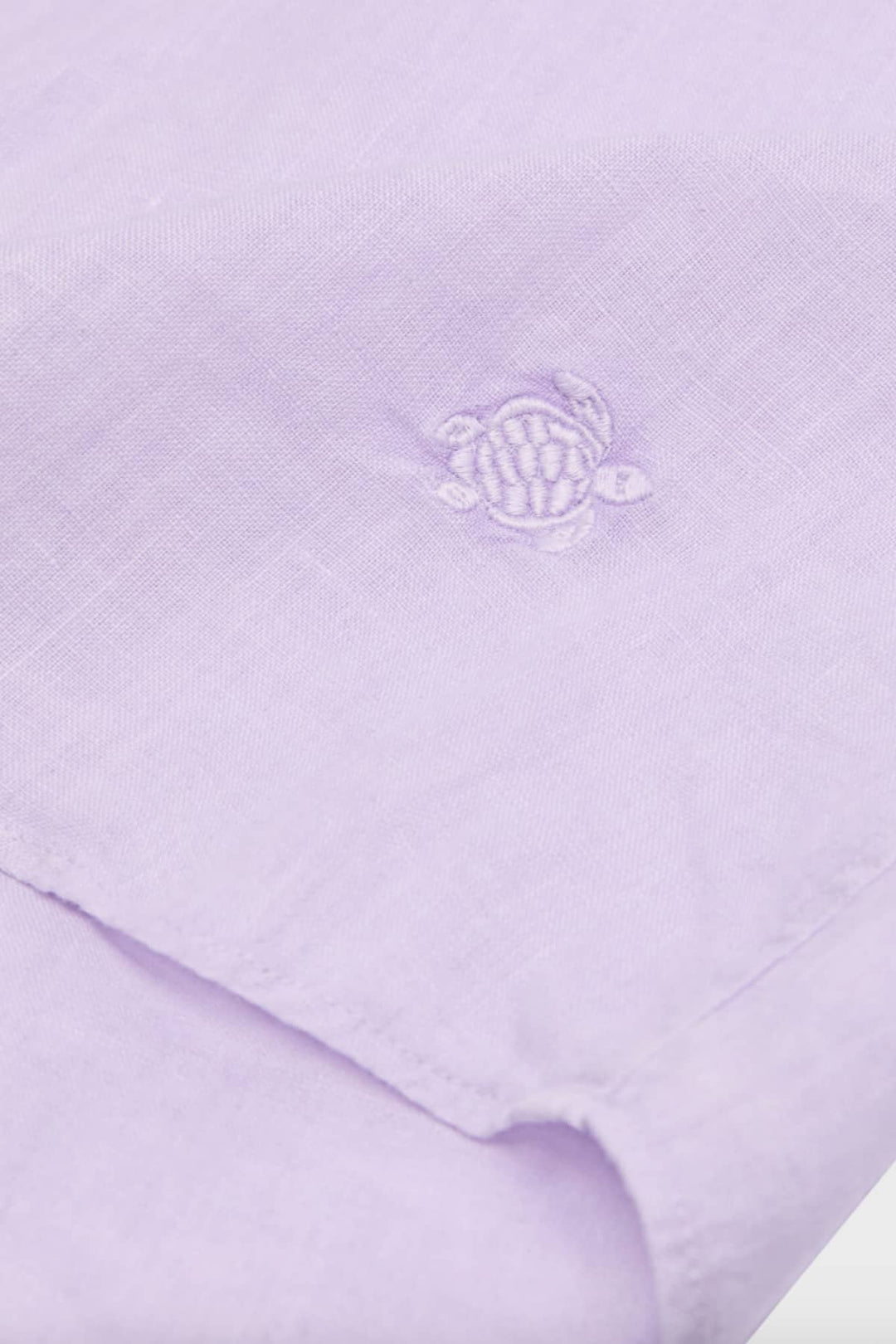 Vue de détail chemise en lin mélangé Vilebrequin pour homme bleu avec boutons en bois - Valérie Simon