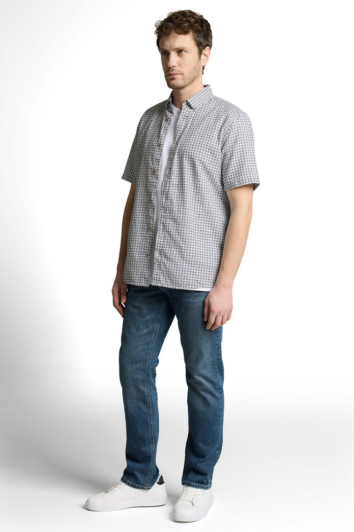 Vue de face chemise imprimée homme Tom Tailor blanche avec motifs géométriques - Valérie Simon