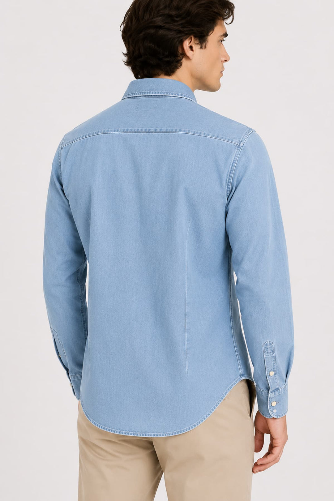 Vue de face chemise en denim clair Fradi pour homme avec boutons contrastés - Valérie Simon