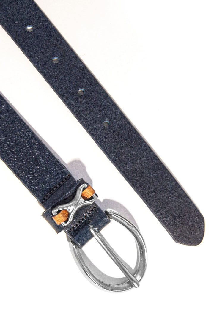 Ceinture en cuir bleue avec boucle argentée et détail en cuir, longueur 96 cm, largeur 2 cm.