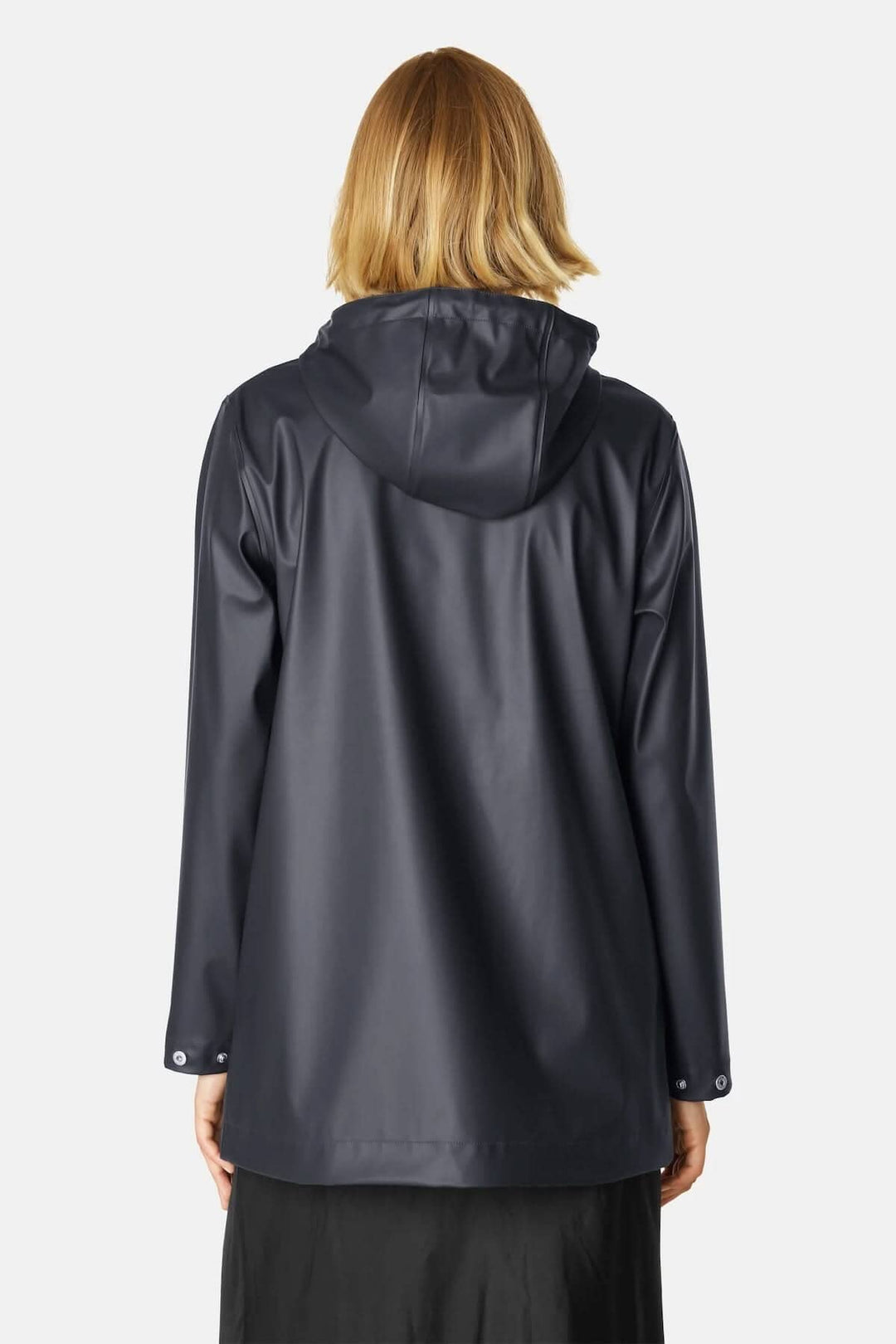 Femme portant un imperméable noir de dos avec capuche, conçu pour la protection contre la pluie.