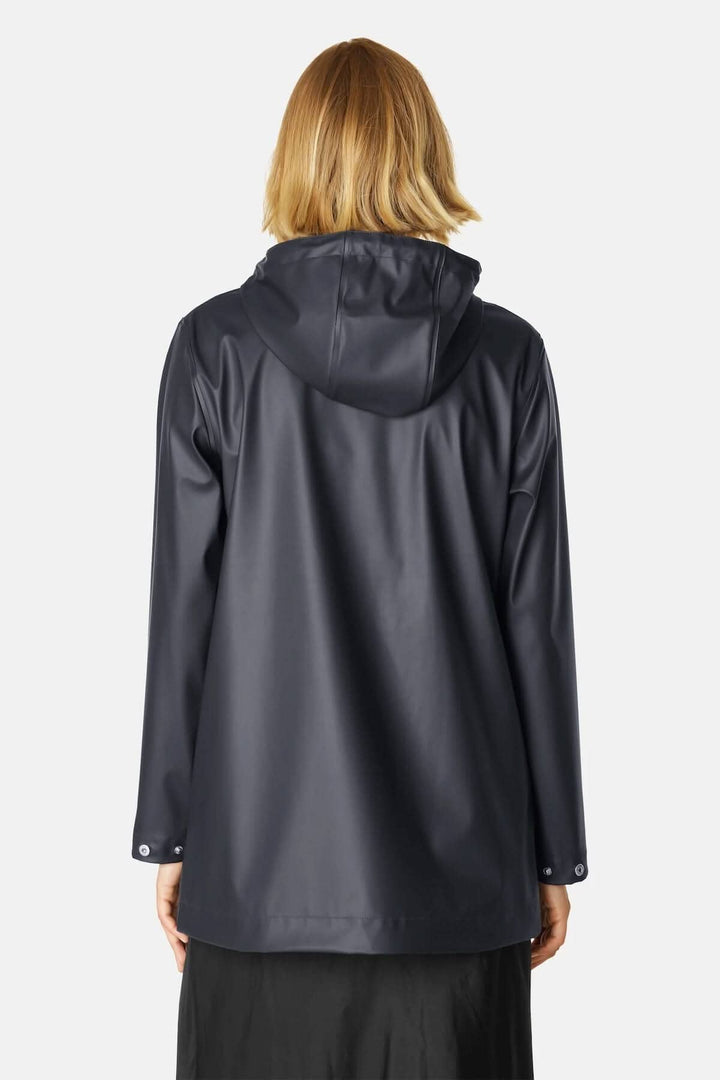 Femme portant un imperméable noir de dos avec capuche, conçu pour la protection contre la pluie.