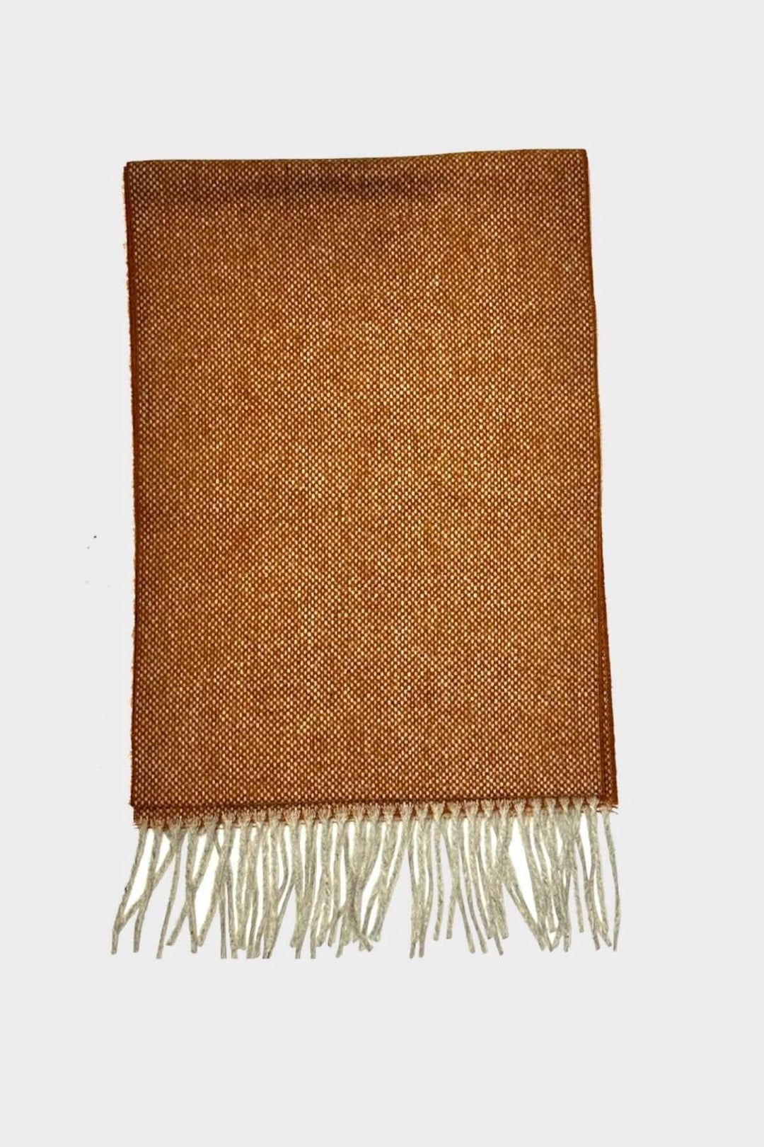 Foulard texturé en laine de couleur orange avec franges blanches, idéal pour les jours frais.