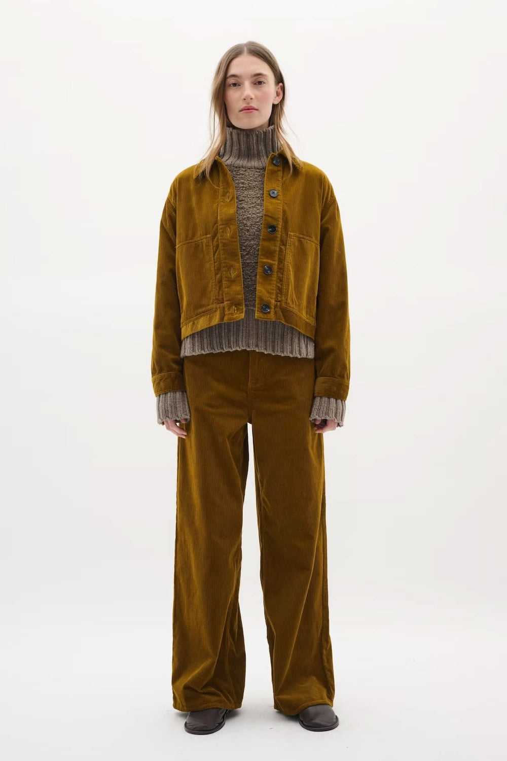 Veste en velours côtelé NanetteI portées avec un pull épais et un pantalon assorti pour un look rétro.