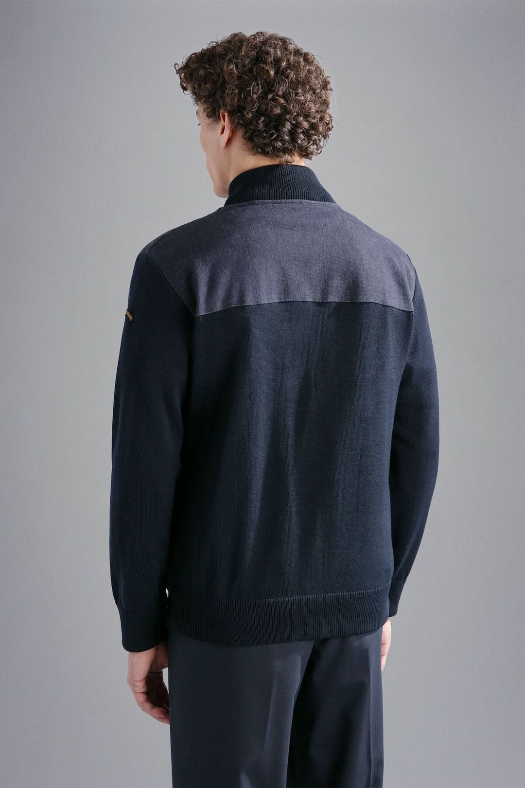 Veste d'extérieur Paul & Shark vue de dos, combinant style et fonctionnalité avec un design élégant.