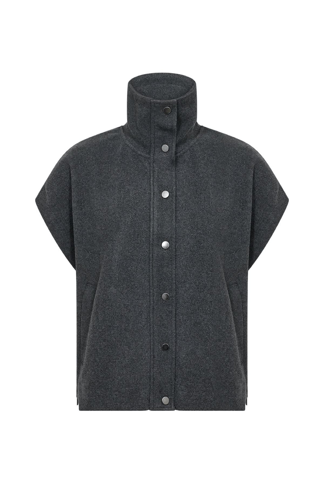 Veste sans manches en laine gris, col montant et fermeture à boutons-pression, silhouette moderne et minimaliste.
