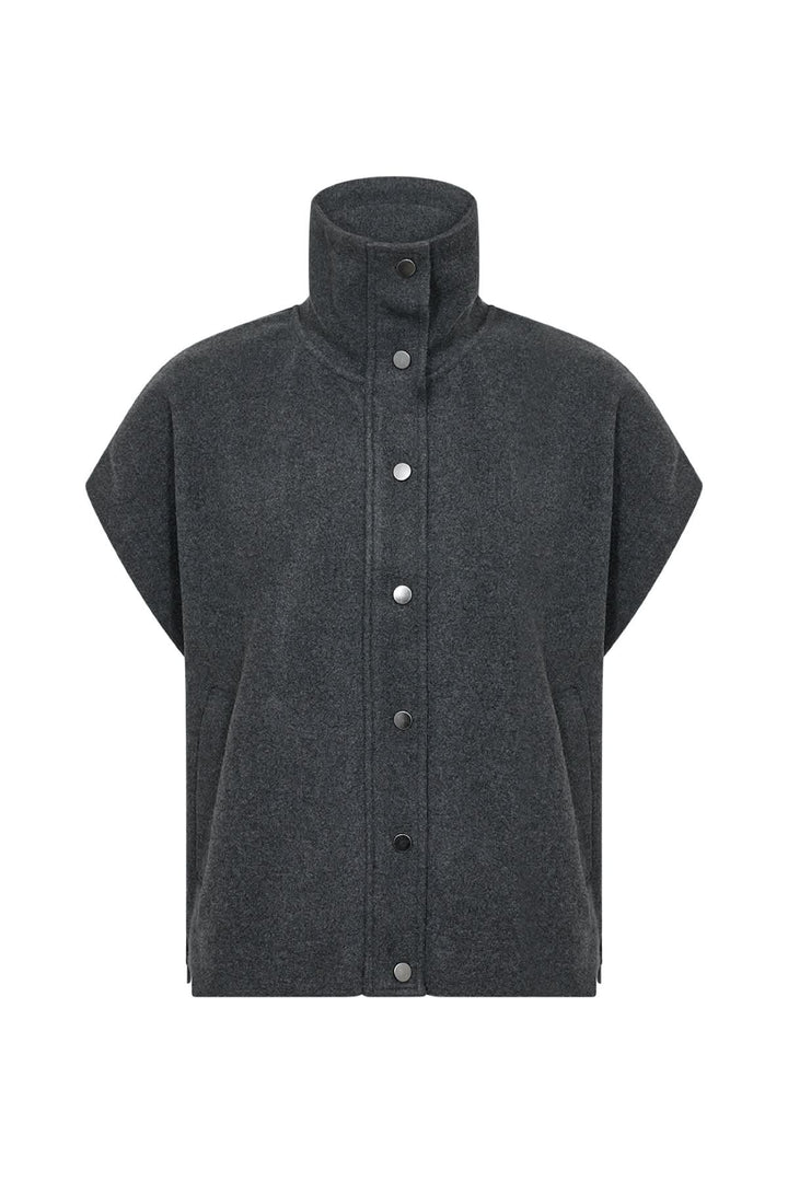 Veste sans manches en laine gris, col montant et fermeture à boutons-pression, silhouette moderne et minimaliste.