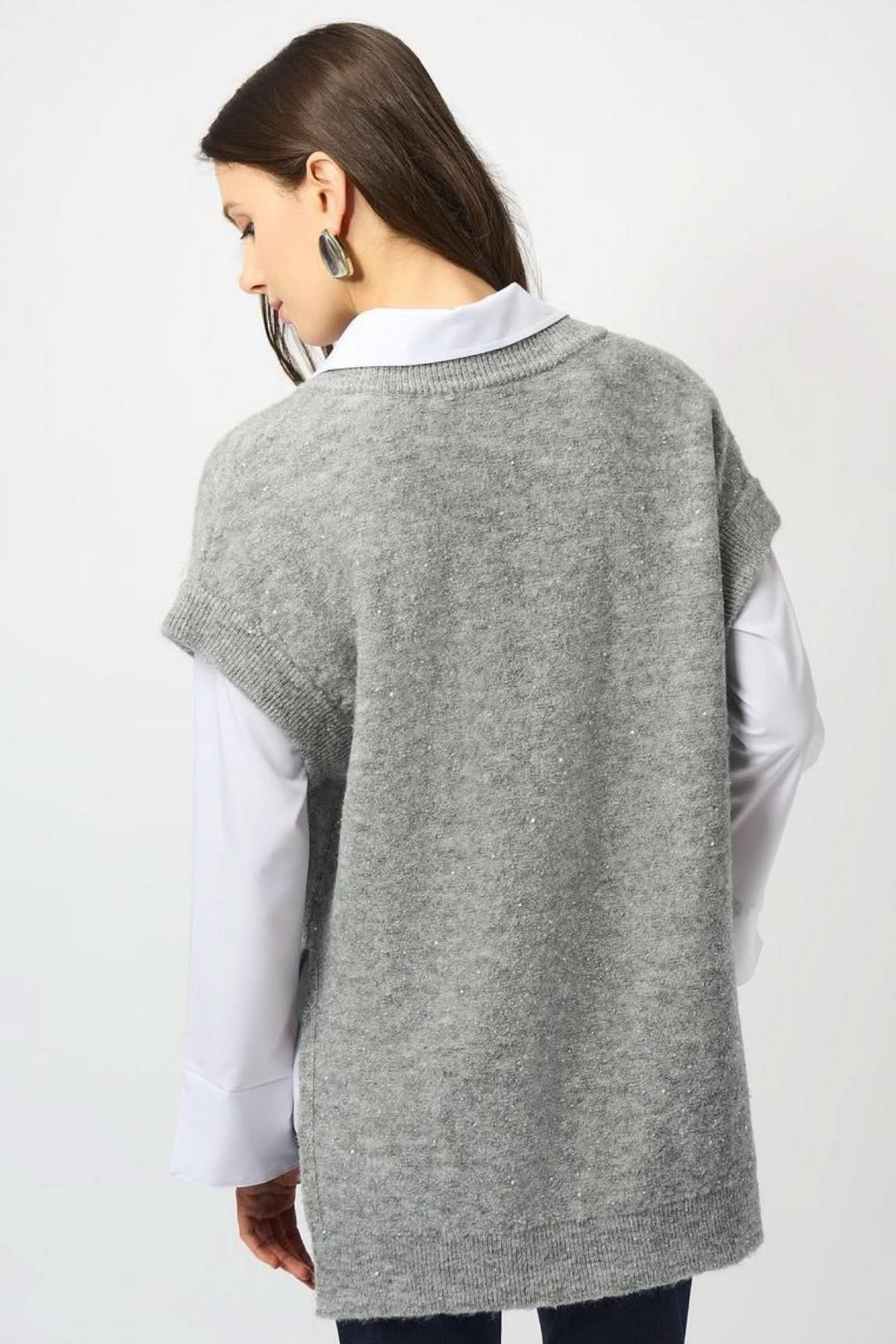 Tunique en tricot grise avec paillettes, portée sur une chemise blanche, vue arrière.