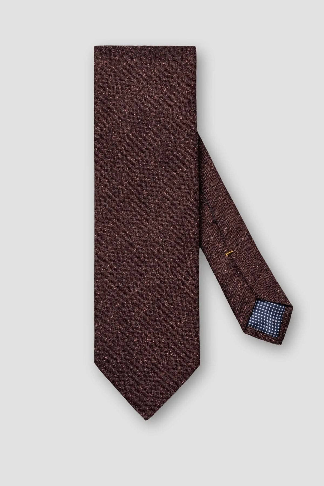 Cravate marron en mélange de tissus pour hommes, alliant style et élégance moderne.