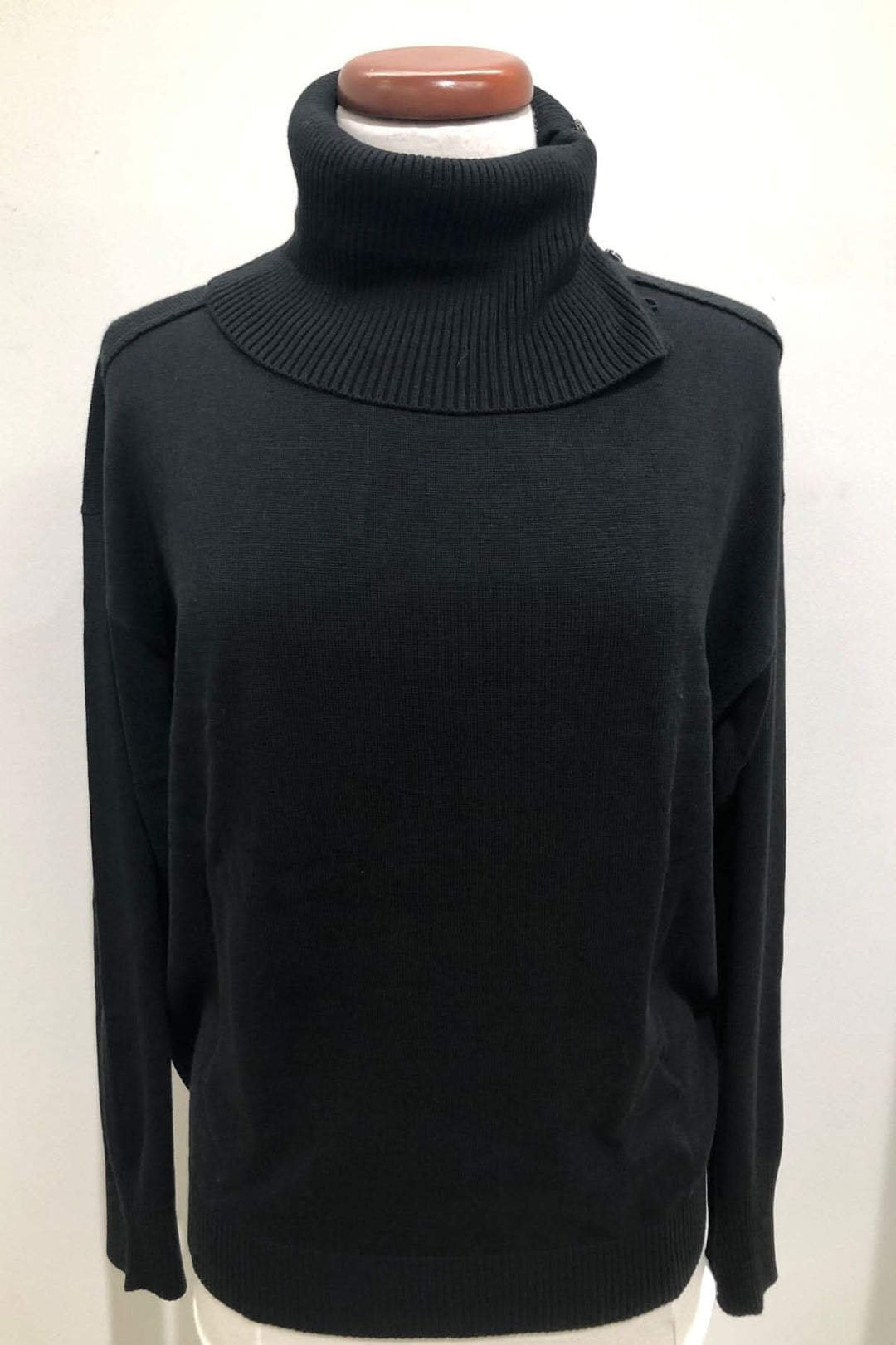 Chandail col roulé noir en mélange coton-viscose, manches longues et boutons décoratifs, style chic et décontracté.