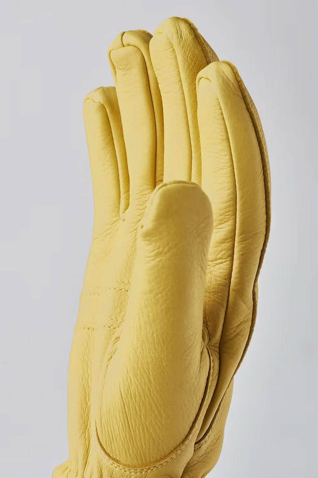 Gant de cuir jaune en peau de cerf, confortable et adapté aux activités d'hiver.