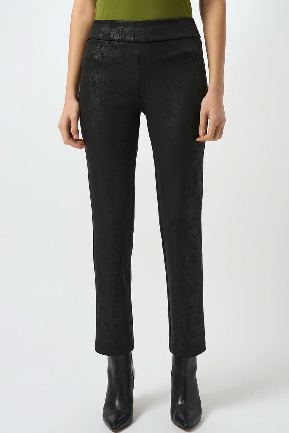 Pantalon noir texturé chic à la coupe ajustée, longueur cheville, style moderne et sophistiqué.