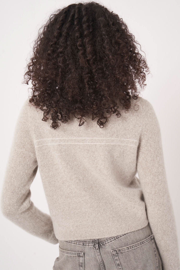 Femme avec cardigan en laine et cachemire, vue arrière, affichant sa texture douce et sa coupe élégante.