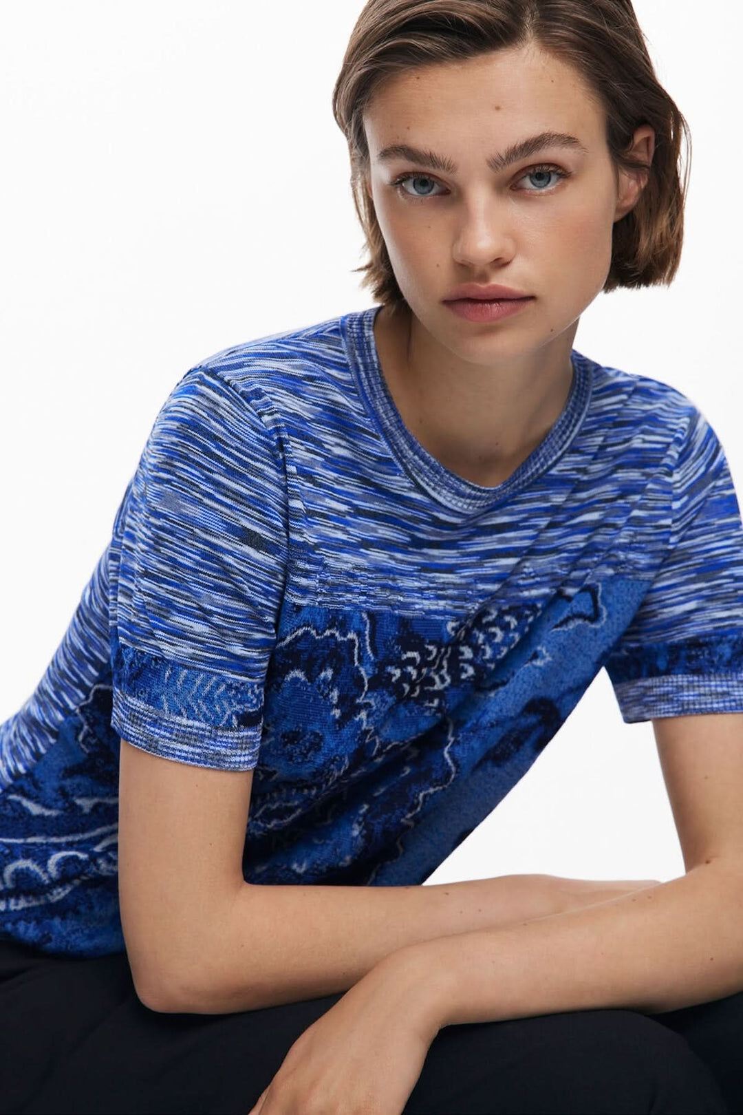 T-shirt en tricot à manches courtes avec motif texturé en maille jacquard de couleur bleue.