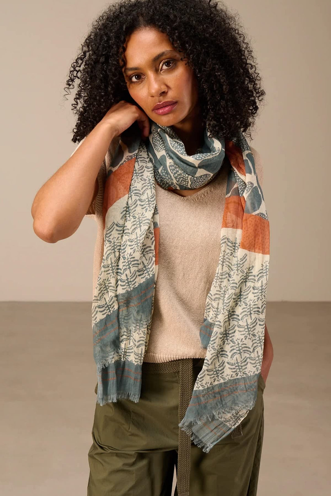 Side view of the lightweight, multicolored Nile printed scarf for women with floral patterns - Valérie Simon
